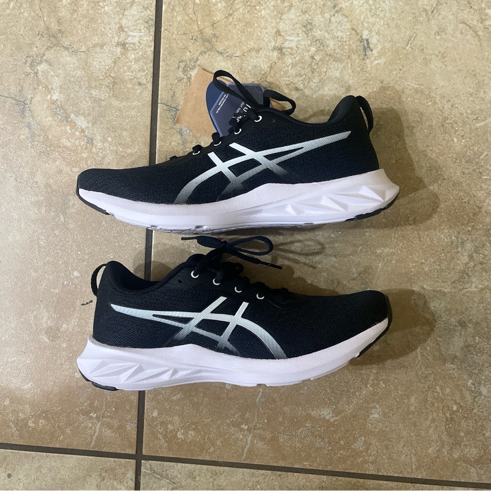 ASICS Women's VERSABLAST 2 Running Shoes Black / White Size 8 1012B179